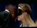 Mulher Beijando Macaco DE lingua Mulher Beijando Macaco DE lingua