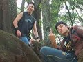 ellos no sabian que estaba grabando, y ellos no se movian porque querian una foto. parecen monos de zoloogico mirando