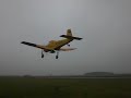 Düngerflugzeug beim Landen zum Dünger tanken Düngerflugzeug beim Landen zum Dünger tanken
