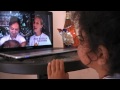 Vidéo Bébé : Un enfant regarde une vidéo à la télé