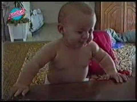 Bebê rindo e chorando