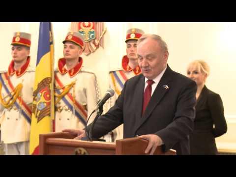 Președintele Nicolae Timofti i-a înmânat Ordinul „Ștefan cel Mare” domnului Traian Băsescu, fost președinte al României