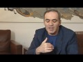 lorsqu'il est nomm� premier ministre de la f�d�ration de russie par boris eltsine en ao�t 1999, vladimir poutine, ancien membre du kgb, est inconnu du grand public. moins d'un an plus tard il est �lu pr�sident avec 52 % des voix et fait de sa r��lection en 2004 un v�ritable pl�biscite. en quelques ann�es, poutine a r�ussi malgr� les guerres, la corruption et les atteintes aux libert�s � se faire aduler. � la t�te d'un impressionnant r�seau politique et financier, poutine b�n�ficie d'un pouvoir sans bornes.

ex-chef du kgb et successeur de boris eltsine, vladimir poutine est-il l'instrument ou le ma�tre d'?uvre du syst�me qui l'a mis en place ? un thriller d'investigation sur la foudroyante ascension du plus �nigmatique des dirigeants politiques actuels...
http://www.editionsmontparnasse.fr/titres/le-systeme-poutine