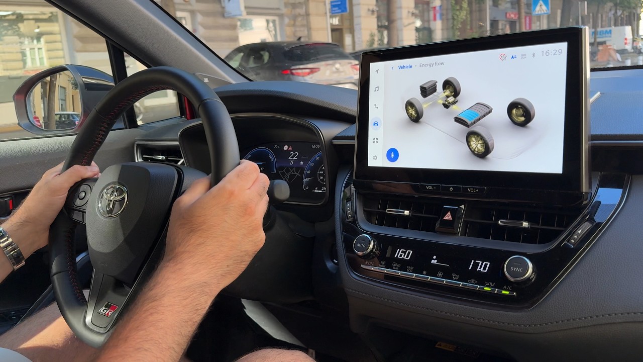 TOYOTA COROLLA CROSS Hybrid FWD 2026 (FACELIFT) - DRIVING in the city (European model)