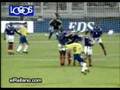 Roberto Carlos batendo falta e marcando um gol incrível