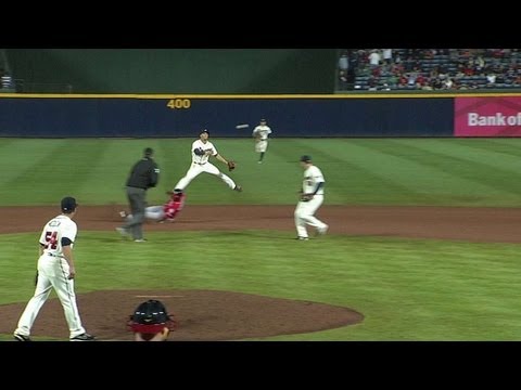 Video: Simmons turns two with acrobatic play at second