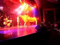 mscopera-- donna ottantenne balla la danza del ventre su una
