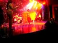 mscopera-- donna ottantenne balla la danza del ventre su una