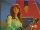 jenny looks and sings so lovely and adorable in here ?