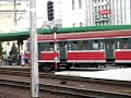 Skład EN71 + EN57 jako osobowy do Suchej Beskidzkiej odjeżdża z Dworca Głownego w Krakowie