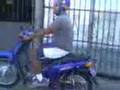 nego pilotando moto 