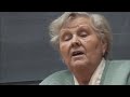 lorsqu'il est nomm� premier ministre de la f�d�ration de russie par boris eltsine en ao�t 1999, vladimir poutine, ancien membre du kgb, est inconnu du grand public. moins d'un an plus tard il est �lu pr�sident avec 52 % des voix et fait de sa r��lection en 2004 un v�ritable pl�biscite. en quelques ann�es, poutine a r�ussi malgr� les guerres, la corruption et les atteintes aux libert�s � se faire aduler. � la t�te d'un impressionnant r�seau politique et financier, poutine b�n�ficie d'un pouvoir sans bornes.

ex-chef du kgb et successeur de boris eltsine, vladimir poutine est-il l'instrument ou le ma�tre d'?uvre du syst�me qui l'a mis en place ? un thriller d'investigation sur la foudroyante ascension du plus �nigmatique des dirigeants politiques actuels...
http://www.editionsmontparnasse.fr/titres/le-systeme-poutine