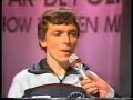 Het is 1987.  Op de vooravond van de oprichting van de eerste Vlaamse commerciële TV-zender VTM (1989) pakt de toenmalige BRT uit met een grootschalige live-show in samenwerking met de Nationale Loterij: 'Pak De Poen -- De Show van Eén Miljoen'.  Manu en René Verreth, twee acteurs uit het jaren voordien immens populaire 'De Collega's', een mooi gemaakte humoristische serie over het reilen en zeilen van een groep ambtenaren op één of ander ministerie, zullen het geheel presenteren.De show wordt een regelrechte ramp: René en Manu Verreth drukken zich uit in een kaduuk soort ambtenarentaal, de studiolichten vallen uit, knoppen die de kandidaten moeten gebruiken om 'af te drukken' doen het niet, afstandsbestuurde wagentjes voor één van de showproeven worden gestoord door draadloze microfoons, de presentatoren worstelen met de spelregels én dus ook met de jury, de in die tijd meer dan beruchte BRT-telefooncentrale toont zich van de meest nukkige kant, en tot overmaat van ramp vergeet René Verreth de naam van Percy...  Percy....    juist, dames en heren!Nadien volgen nog twee afleveringen van de show, maar die worden gepresenteerd door Luc Appermont.  Na drie afleveringen wordt de show afgevoerd.Op de VRT waren tot enkele jaren geleden heel af en toe nog wel eens héél korte fragmenten uit die beruchte show te zien, maar de VRT lijkt het geheel liefst zo vlug mogelijk te willen vergeten.  De originele bandopname van de show zou, althans dat beweren kwatongen, door René en/of Manu ontvreemd zijn uit het archief van de openbare omroep, maar niets is minder waar.  Getuige daarvan de hele uitzending die je nu, 20 jaar na uitzending, hier integraal te zien krijgt.  Zorg dat je niet gestoord kan worden, en go ahead, het is de moeite waard!!