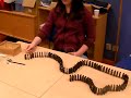 Evelina spelar domino....