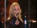 ostrock klassik - wer die rose ehrt 2007
original von der klaus renft combo (1973)

wer die rose, wer die rose ehrt 
der ehrt heutzutage auch den dorn 
der zur rose noch dazu geh�rt 
noch so lang, so lang man sie bedroht 

einmal wirft sie ihn ab, einmal wirft sie ihn ab 

das wird sein, wenns sein wird 
und alle sie lieben 

(instrumental)

wer die liebe, wer die liebe ehrt 
der ehrt heutzutage auch den hass 
der zur liebe noch dazu geh�rt 
noch so lang, so lang man sie bedroht 

einmal wirft sie ihn ab, einmal wirft sie ihn ab  

das wird sein, wenns sein wird 
und mensch ehrt den menschen