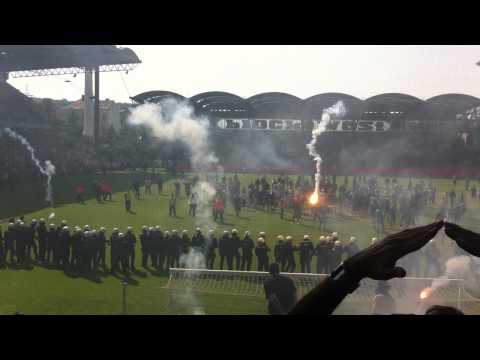 Bengalen - Hirnbefreite Rapidfans stürmen das Feld und schmeißen Bengalos in den Gästesektor. Tore: Linz, Junuzovic. Die Nummer 1 in Wien sind wir. Forza Viola!