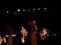 در این هنگام صدها نفر از جوانان رجوع می کند بسوی صحنه اما انتظامیه خیلی قوی که موجود بود، مانع می شود. شور و هلهله به حدی اوج می گیرد که منی که در پشت یکی از کامره های فلم برداری بودم، نتوانستم ببینم و بفهمم که داود کجا شد و چه اتفاقی افتاد ـ چون رجوع کنندگان آنقدر هیجانی گردیده و به وجد آمده بودند که یکی سر شانه دیگری بالا می شدند طوری که صحنه را برای چند دقیقه از چشم کسانی که در وسط سالن بودند، ناپدید کردند. کنسرت بیشتر از یک ساعت و نیم به همین صورت ادامه یافت تا مجری کنسرت دوباره آمده از جوانان تقاضا کرد که حد اقل از شانه های همدیگر پایین شوند تا مزاحم دیگران نباشند.بخش اول کنسرت به همین ترتیب خاتمه یافت و بخش دوم بعد از نیم ساعت تفریح آغاز گردید. مجری کنسرت، لطیف اکبری، از هارون جان یوسفی که از لندن تشریف آورده بود، خواهش کرد تا چند پارچه طنز برای حاضرین بخواند. هارون یوسفی طنز «کیسه مال» و «گدودی» را با مهارت خاصی که در دایره هنر و ادبیات دارد، خواند طوریکه دل ها همه پر می کشیدند بسوی فضا. در آخیر آقای یوسفی در مورد داود سرخوش چند جمله ای گفت ـ این گونه که داود سرخوش نسلی را تربیه کرده که هیچ هنرمند دیگری این کار را نتوانسته است. وی ادامه داد و گفت که داود سرخوش هر شعری را که انتخاب می کند و هر آهنگی را که می خواند، سنجیده می خواند و رویش فکر می کند، بناً داود سرخوش را نمی توانیم با اکثریت قاطع هنرمندان امروزی افغانستان مقایسه کنیم و من این توفیق را به داود جان سرخوش تبریک می گویم..!کنسرت ساعت 22:45 خاتمه یافت و اگر مبالغه نکرده باشم، دل ها به سالن کنسرت باقی ماند و مردم بصورت فزیکی آهسته آهسته سالن را ترک کرده رفتند طرف خانه و کاشانه شان.البته مشکلاتی که در این کنسرت وجود داشت، کمبودی جای بود و بلیط های کنسرت هم به اندازه چوکی های موجود در سالن چاپ شده بودند که روز جمعه ساعت 10:00 آخرین بلیط ها به فروش رسید و فردایش که کنسرت برگزار می شد، بیش از صدها نفر در پشت دروازه سالن منتظر ماندند اما خوشبختانه در اخیر تقریباً 99 در صد کسانی که نتوانسته بودند بلیط بدست آورند، داخل سالن آمدند و خلاصه قسمت های از کنسرت را تماشا کردند