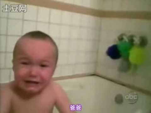 Mom’s facial mask scares the baby