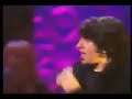 روسي يغني حبيبي يا نور العين للهضبه عمرو دياب بالعربي