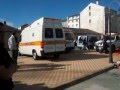 Ambulancia sale son puerta abierta.