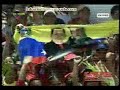 Chavez juega con la bandera nacional