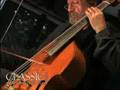 Savall suona la viola da gamba