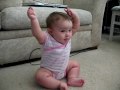 Bebella assistindo A Galinha Pintadinha