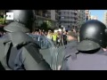 Valencia, 20 feb (EFE).- Las carreras e intervenciones policiales entre estudiantes y agentes antidisturbios se suceden en la plaza del Ayuntamiento de Valencia, con constantes escaramuzas y cargas y en la que varios contenedores han sido volcados, mientras el número de detenidos asciende a diez, tres de ellos menores. Así lo han confirmado fuentes policiales mientras según ha comprobado EFE, al menos dos estudiantes han sido detenidos tras la vuelta de la manifestación -convocada a través de las redes sociales en contra de los recortes en educación y las actuaciones policiales de la semana pasada- al Instituto Lluís Vives, foco de las últimas protestas estudiantiles. La marcha, que partió sobre las 14.30 horas de este céntrico instituto -situado frente a la estación del Norte ya escasos metros del Ayuntamiento-, ha registrado numerosos momentos de tensión cuando los antidisturbios han dispersado a los estudiantes por las inmediaciones de las calles de Xàtiva, San Vicente, Troya y Matemático Marzal, así como por la gran vía de Fernando el Católico y junto a la plaza de España. efe-valencia-protestas-estudiantes