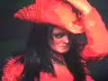 Allison Lozz cantando con Kpaz de la sierra en Tvnovelas