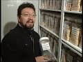 Saatgut- und Pharmakonzerne lassen sich Nutzpflanzen (und -tiere) patentrechtlich schützen. Vor 20 Jahren gab es 20 000 Firmen, welche Saatgut verkauften. Heute gibt es nur noch 50, zehn davon beherrschen ein Drittel des Weltmarktes. Die USA verpesten und kontaminieren ganze Länder mit ihren gentechnisch veränderten Nutzpflanzen, sie verdrängen die natrülichen und traditionellen Sorten. Die Weltbank, IWF und die Welthandelsorganistion zwingen durch die Globalisierung die Mehrheit der Menschen in Abhängigkeiten. Versprochener Wohlstand ist und bleibt die Ausnahme, Not und Elend sind dagegen die Regel. Hinter der Globalisierung stehen keinerlei humanitäre, sondern nur eigennützige Interessen der Reichen und Mächtigen dieses Planten - der globalen Elite.