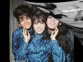 Bekijk muziek clip van The Ronettes met silhouettes (overdub session)