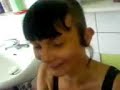 Elfe l�sst sich piercen