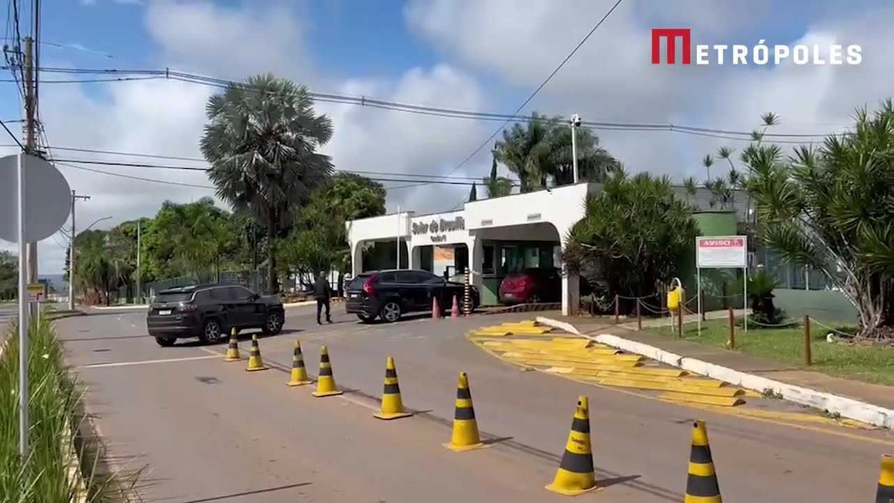 Autorizado por Moraes, Flavio Bolsonaro visita o pai em prisão domiciliar