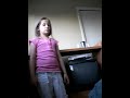 Luana cantando Hannah Montana