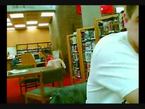 神聖なる図書館でパンクのノリで大騒ぎする女性発見! さすがにこれは気になる。