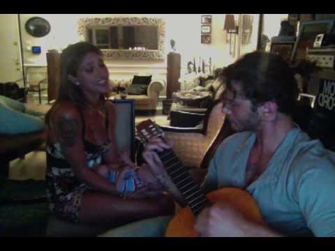 Belen-Stefano, ninna nanna per Santiago - Video