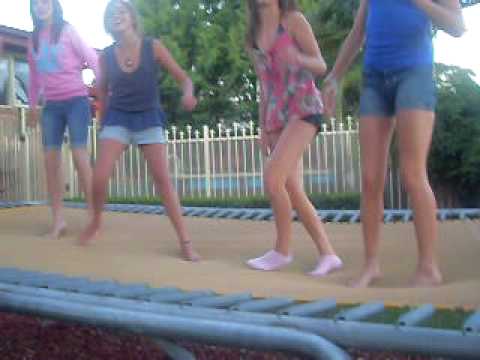 Accidente chicas en la cama elastica