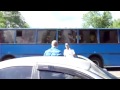 Russian police officer shoots at car wheel