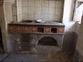 Sulla via centrale del caratteristico paesino di Villa S. Sebastiano vecchia, c'è questa palazzina  cielo-terra con ingresso indipendente e comodo, composta da una cucina e camino e forno antico più camera al piano terra, e due stanze con balcone al piano superiore. Da ristrutturare, ha una comoda cantina con ingresso separato