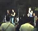 Grupo de rock que actúa en las Fiestas de Canillejas, de madrugada, en plena calle.
