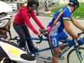 Tandem ciechi, una ragazza vedente lo prova