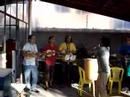 www.tchanderaiz.rg.com.br

pau que nasce torto
nunca se endireita
menina que requebra,
m�e pega na cabe�a

domingo ela n�o vai, vai, vai!
domingo ela n�o vai, n�o, vai, vai, vai!

segura o tchan
amarra o tchan
segura o tchan, tchan, tchan, tchan, tchan

tudo que � perfeito
a gente pega pelo bra�o
joga l� no meio
mete em cima, mete em baixo

depois de nove meses voc� v� o resultado
depois de nove meses voc� v� o resultado

segura o tchan
amarra o tchan
segura o tchan, tchan, tchan, tchan, tchan

tchan de raiz
arrebentando no peda�o
joga l� no meio
mete em cima, mete em baixo

segura o tchan
amarra o tchan
segura o tchan, tchan, tchan, tchan, tchan