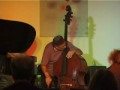 (3 von 3)
konzentrierter blick auf das spiel von jo fonda. das angelini trio war am 11.10.07 zu gast bei world of basses, galerie festl & maas in reutlingen. bruno angelini - piano, ramon lopez - drums, jo fonda - bass