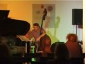 (3 von 3)
konzentrierter blick auf das spiel von jo fonda. das angelini trio war am 11.10.07 zu gast bei world of basses, galerie festl & maas in reutlingen. bruno angelini - piano, ramon lopez - drums, jo fonda - bass