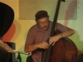 (3 von 3)
konzentrierter blick auf das spiel von jo fonda. das angelini trio war am 11.10.07 zu gast bei world of basses, galerie festl & maas in reutlingen. bruno angelini - piano, ramon lopez - drums, jo fonda - bass