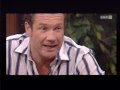 Armin Assinger gibt etwas entnervt ein Interview