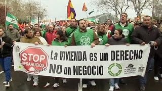 İspanya'da binlerce kişi kesintileri protesto etti