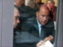 Berlusconi si scaccola il naso di nascosto, poi si cala una pasticca (psicofarmaci?)
