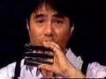 松田幸一拿三把十孔口琴吹奏