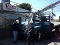 Camión sin frenos partió poste